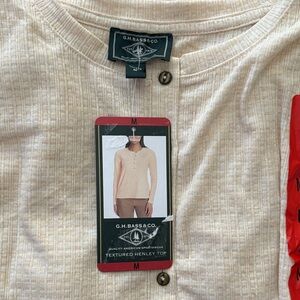 Women’s G.H. Bass & Co. Ribbed Henley Top in Beige size med NWT